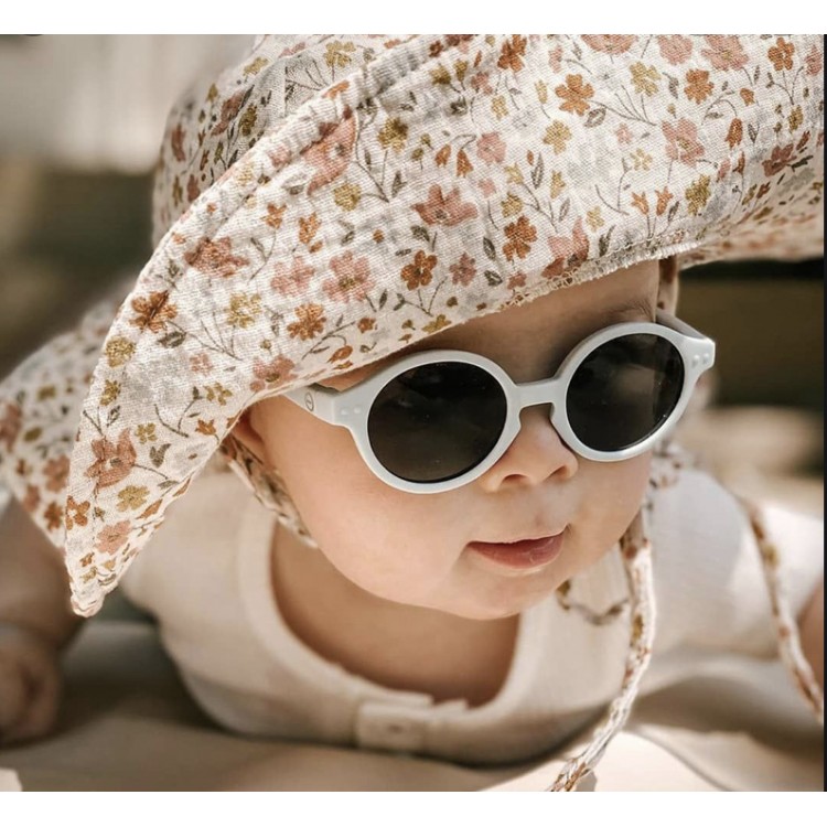 Lunettes de soleil bébé couleur denim - Izipizi - 123 Famille